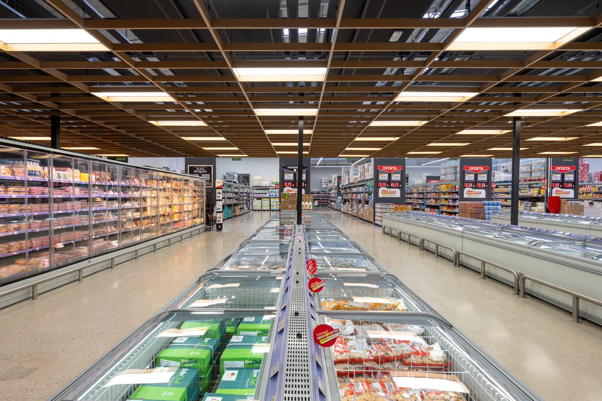 transgourmet_es's tweet photo. 🔈 Transgourmet invierte 2,3 millones en la reforma del GM Cash de Granollers (Barcelona).

Se ha renovado el mercado de frescos y se han adaptado las instalaciones enfocándolas a la hostelería y al comercio, alcanzando una superficie de venta de 2.178 m2. 🔝

Además, hemos implantado medidas para reducir el consumo energético y mejorar la eficiencia del cash, reafirmando el compromiso de la compañía con un modelo económico más sostenible. 🌿

Desde 2020, Transgourmet ha renovado totalmente 16 cash y reformado 38 mercados de frescos.

https://t.co/U1NukS46WV