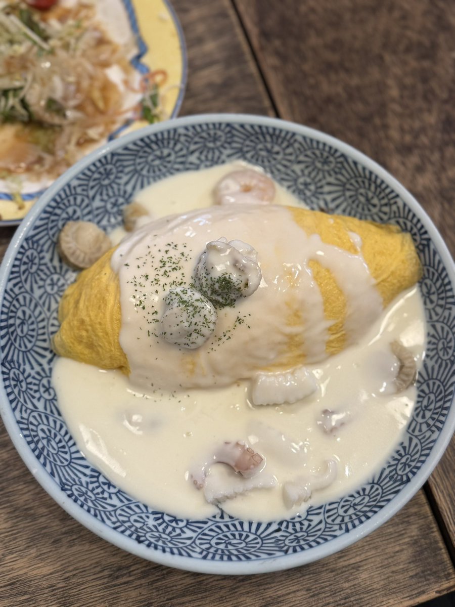 nayutayog's tweet photo. 今日出町柳の人気オムライス
おむらはうすｻﾝ
主役のオムライスはみなさんの評価通りに美味しいですが、
サイドメニューの卵ポテサラは、ポテトサラダを卵焼きで包んでる斬新なメニューです。
おすすめの一品 https://t.co/FJtH079M6Q