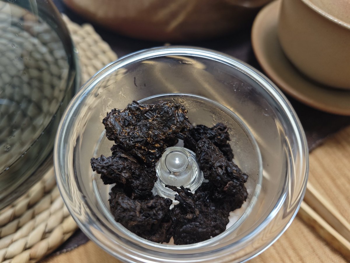 QRF4uARfNlWul43's tweet photo. #太吾村甘泉厅 倒春寒继续煮茶, #老茶头 #laochatou #普洱熟茶 ,忽然发现这罐老茶头里还有金花!! (◦˙▽˙◦)👍🏻 https://t.co/Ee7LSwz8wn
