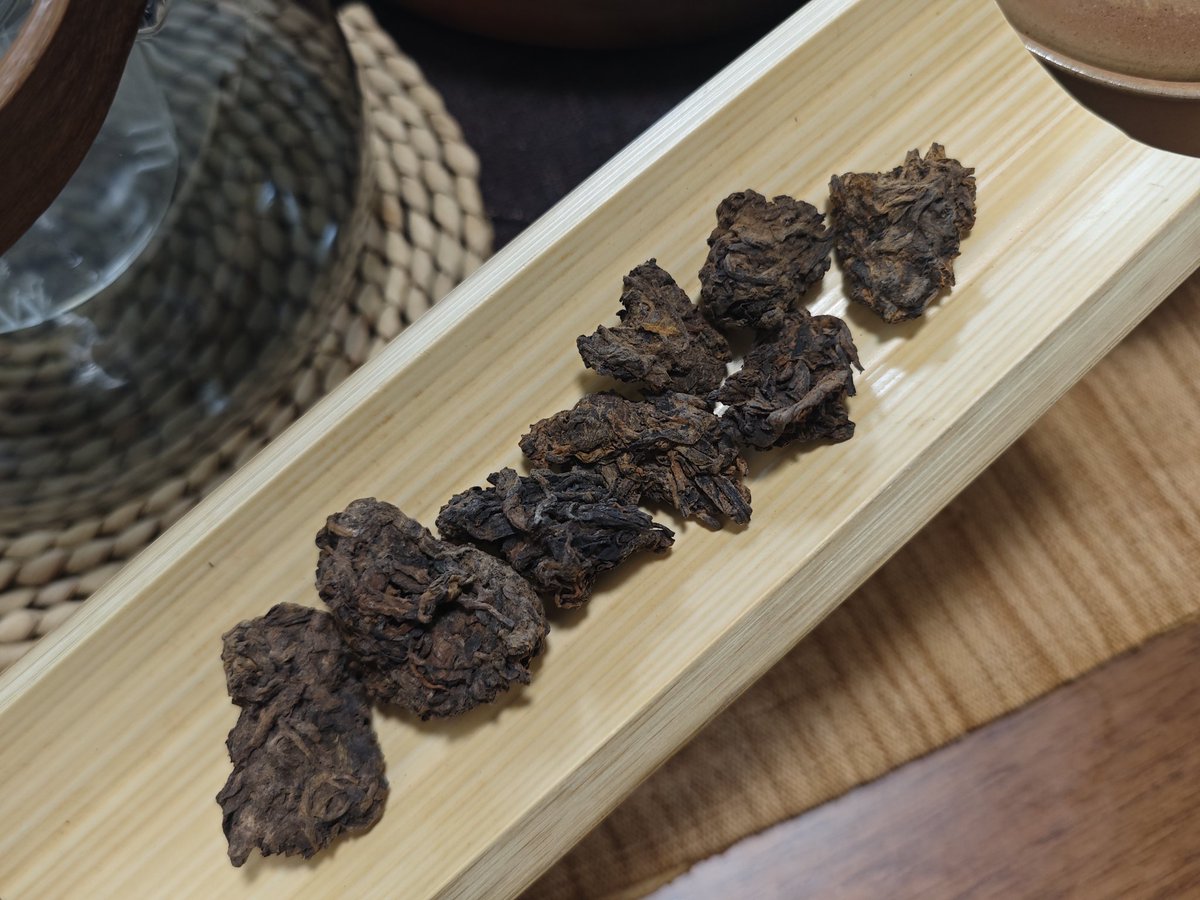 QRF4uARfNlWul43's tweet photo. #太吾村甘泉厅 倒春寒继续煮茶, #老茶头 #laochatou #普洱熟茶 ,忽然发现这罐老茶头里还有金花!! (◦˙▽˙◦)👍🏻 https://t.co/Ee7LSwz8wn