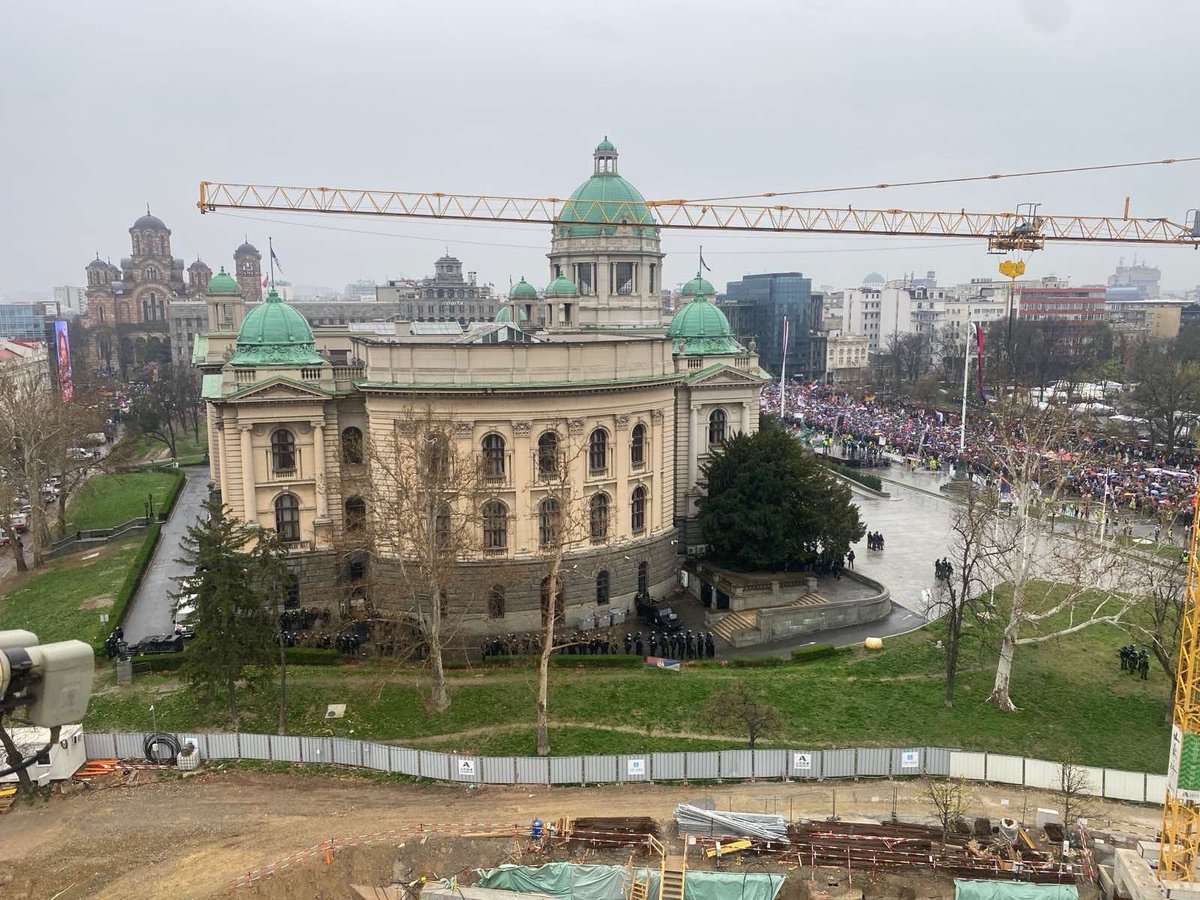 MarinikaTepic's tweet photo. Beograd, subota 15. mart 2025.
Desno - skup studenata i građana
Levo - POLICIJA DRŽI ZVUČNI TOP na džipu kod Narodne skupštine države Srbije❗️

Vlast je ugrozila živote ljudi.
Upotrebili su zvučne uređaje koje su rasporedili po gradu.
Skupštinu Srbije su zato ispraznili da bi nesmetano parkirali vozila sa LRAD 450XL.
Na konferenciji u 13h pokazaćemo svu monstruoznost režima i kakve su sve uređaje kupili za obračun sa građanima Srbije.
