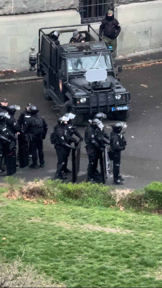 good_neighbor's tweet image. MOŽDA IZ OVOG UGLA MALO?