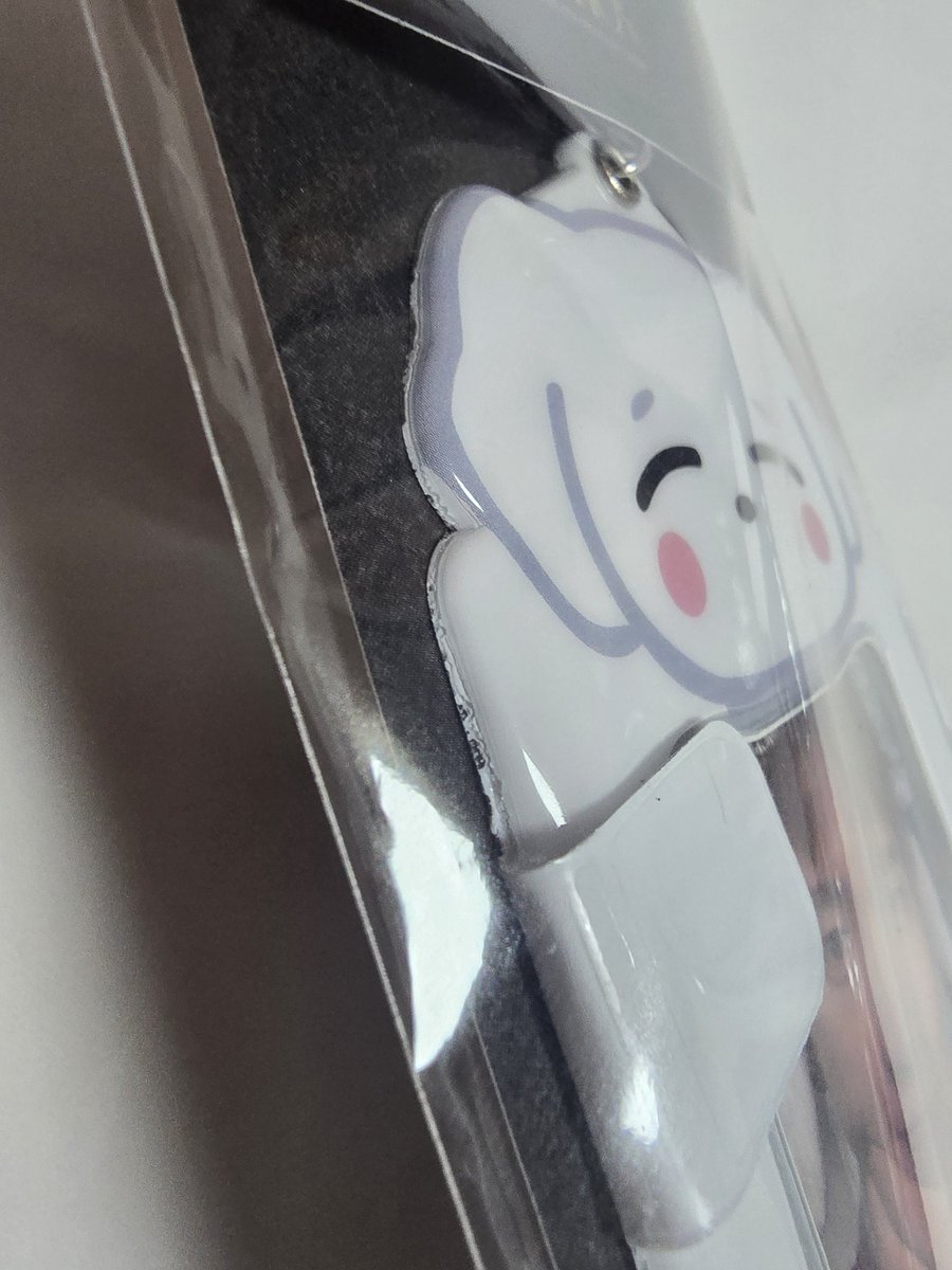 dtwl20's tweet photo. 근데 우현이포카홀더 마감이 너무 덜 됐는데 
아직 비닐도 안벗겼는데 이정도면 불량인것 같음 
여태 엠디중에 제일 상태불량함
이건 진짜 돈이 아깝네....
아무리 우리가 포카를 사고 덤으로 홀더를 받는거래도 이건 아닌거 같다.
기본 품질은 지켜야되지 않을까요? https://t.co/vsPpp45eVj