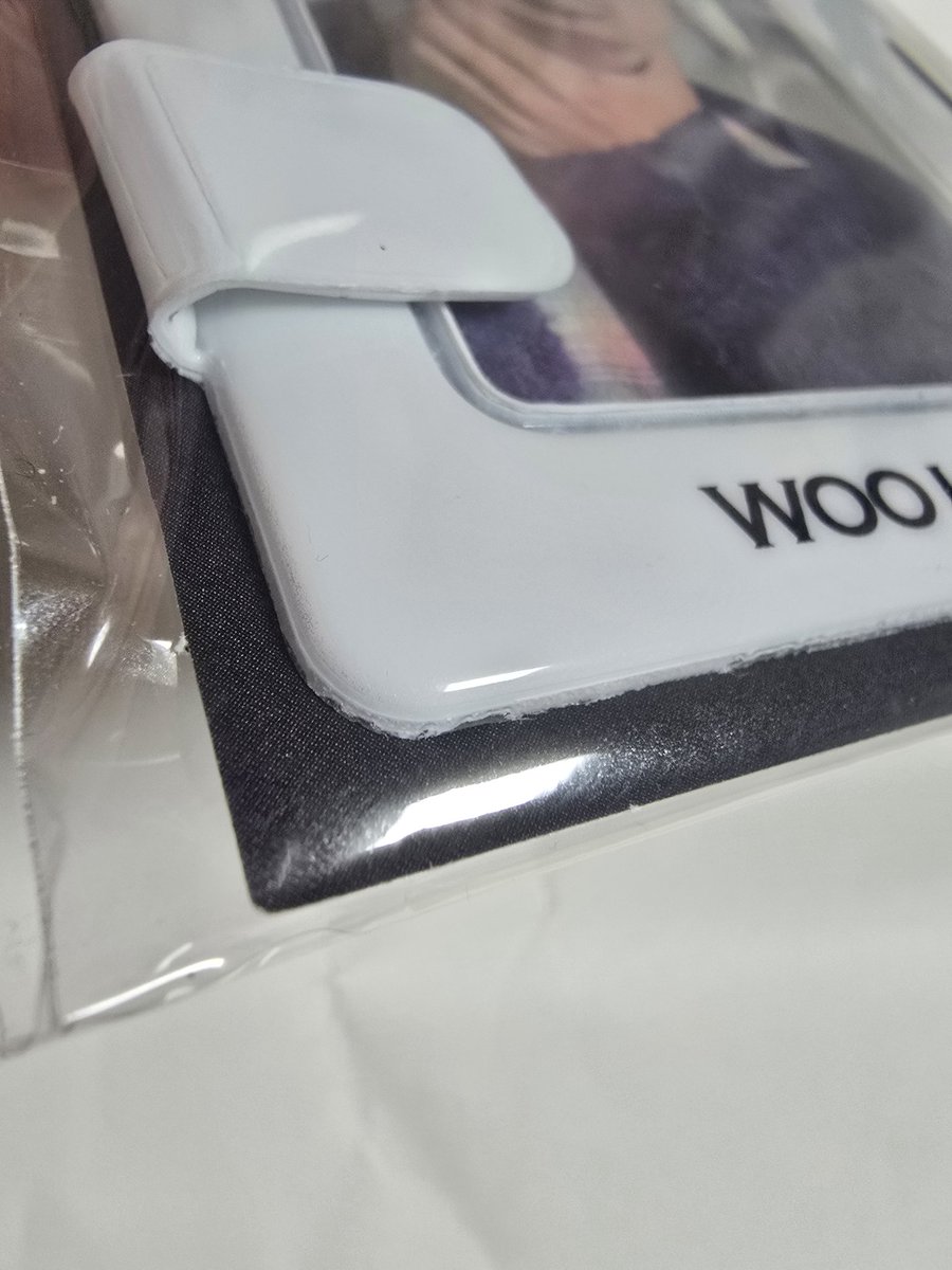 dtwl20's tweet photo. 근데 우현이포카홀더 마감이 너무 덜 됐는데 
아직 비닐도 안벗겼는데 이정도면 불량인것 같음 
여태 엠디중에 제일 상태불량함
이건 진짜 돈이 아깝네....
아무리 우리가 포카를 사고 덤으로 홀더를 받는거래도 이건 아닌거 같다.
기본 품질은 지켜야되지 않을까요? https://t.co/vsPpp45eVj