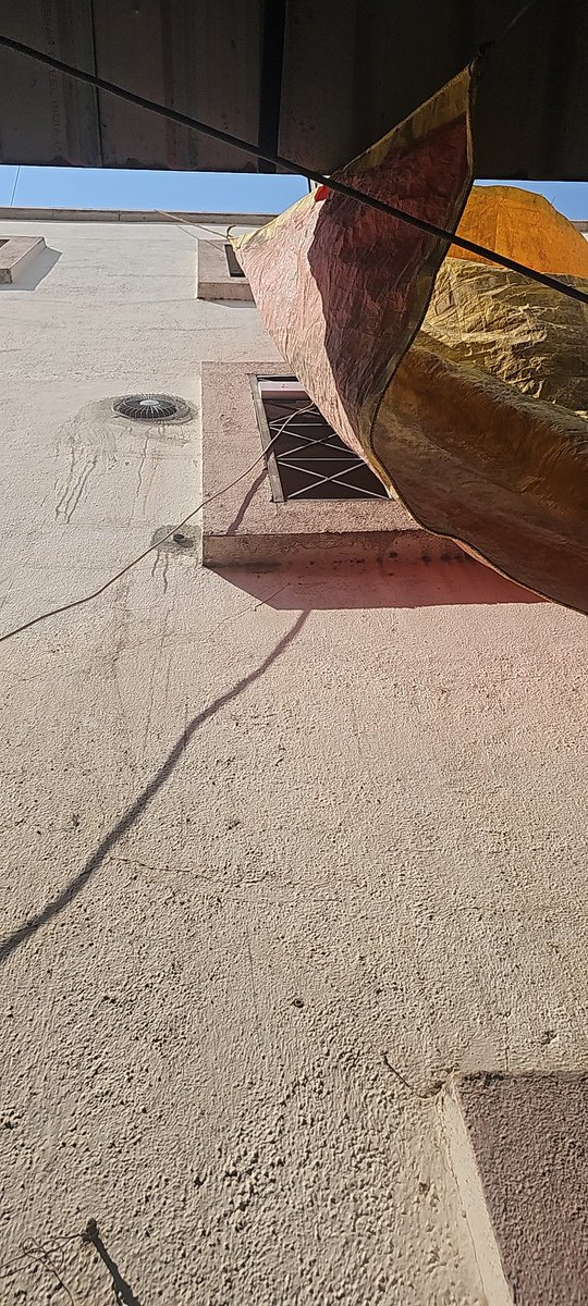 ruchiroams's tweet photo. And for a resolution after days of service they just tie the router on an underconstruction sidle just because there' is 1% network. 
Bandwidth of these routers aren't even 400 mtrs https://t.co/0WXBMiRkzP
