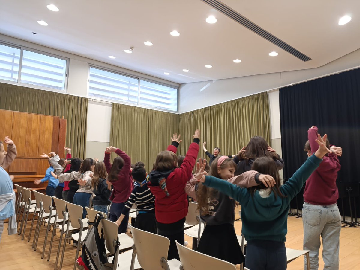 Dissabte els mitjans vam anar a Terrassa per participar a les trobades taller organitzades per <a href="/coralsinfantils/">Secretariat de Corals Infantils de Catalunya</a>!! Vam cantar moltes cançons d’animals🦁🦒🐯dirigides per <a href="/esteve37/">Esteve Costa Ventura</a> 

Vam assajar tot el mati i a la tarda vam poder ensenyar tota la feina feta en un concert🎶🎶