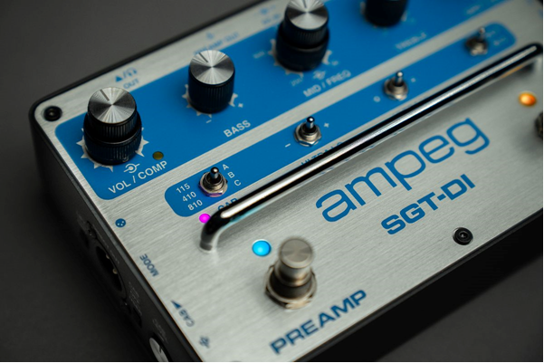 Ampeg_jp's tweet photo. 🔷SGT-DIに限定カラー登場🔷

1969 年の”ブルーライン”SVTアンプに由来する、爽やかな青の配色が印象的な【#SGTDI Blue Line Anniversary Edition】がついに数量限定で登場！

伝統的なトーンと、革新的なテクノロジーを掛け合わせた、まさに"オールインワン"のプリアンプ/DIです🌊

https://t.co/x6iQYUgMpl