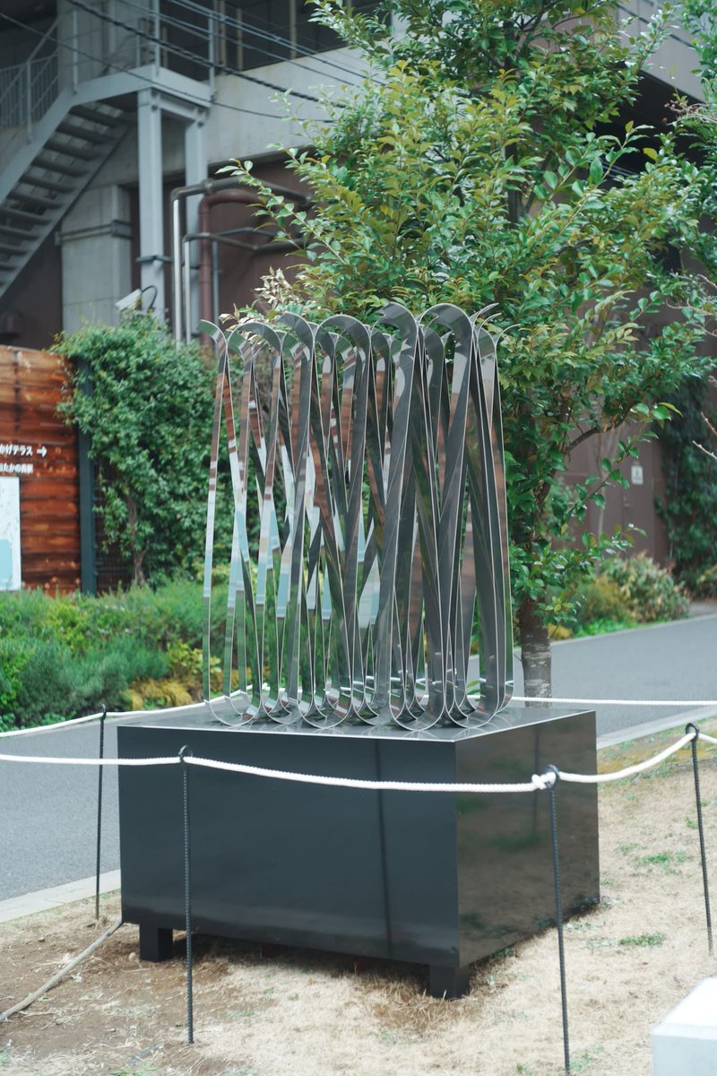 流山おおたかの森駅近く、パブリックアートの設置が完了しました。
作品の中で景色が混ざりあう様子を、ぜひ通りがかりにご覧くださいませ。
FLAPSの裏手にあります。