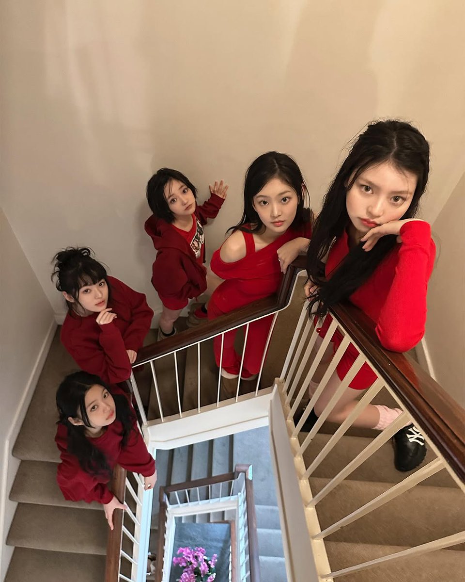 Have you ever seen a staircase shot that totally screams squad goals? Well, now you have... ★☆