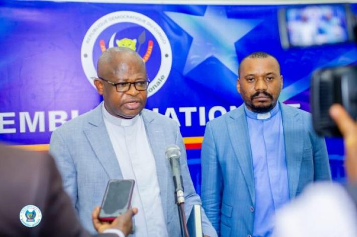 adrienseyes's tweet photo. 🔴 #RDC: La démarche des évêques de la @Cenco_officiel &amp; @Cjpsc_Ecc prend une tournure internationale et de plus en plus officielle. Après avoir rencontré une douzaine de chefs d'Etat en Afrique de l'est, du sud &amp; centrale, ils seront reçus ce mercredi par le PR @EmmanuelMacron. https://t.co/p8Tdo8By0K
