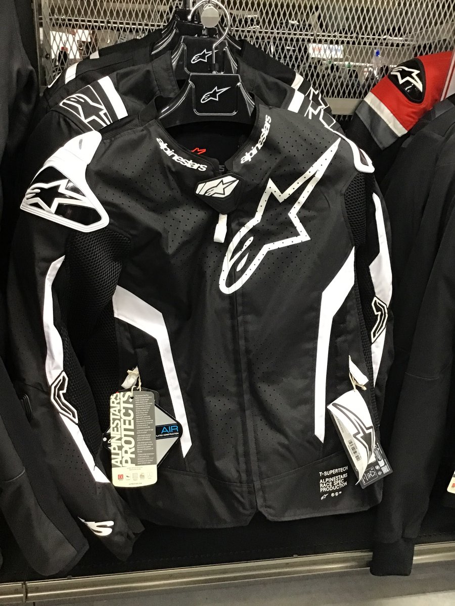 今まで当店にあまり並ぶことのなかったごりごりのスポーツ系ウエア入荷