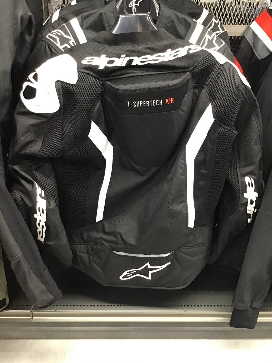 今まで当店にあまり並ぶことのなかったごりごりのスポーツ系ウエア入荷