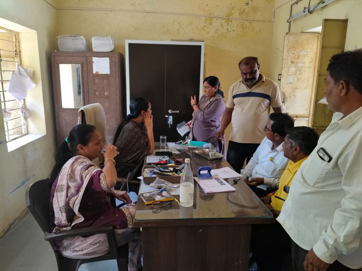 TDO_Vijapur's tweet photo. આજ રોજ તાલુકા વિકાસ અધિકારી વિજાપુર દ્વારા વિજાપુર તાલુકાના ગેરીતા ગામની મુલાકાત લેવામાં આવી. મુલાકાત દરમિયાન સ્વચ્છતા, પંચાયત વેરા વસુલાત, જમીન મહેસુલ વસુલાત, પીએમ કિસાન, E-KYC  બાબતે સમીક્ષા કરવામાં આવી...
#Mehsana 
#GPVijapur
@CMOGuj
@CollectorMeh
@ddo_mehsana https://t.co/DTNNpt57xJ