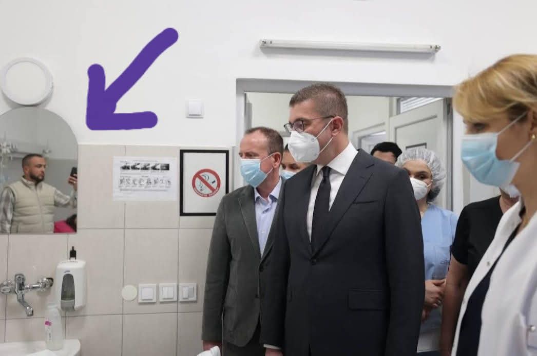 JovS149's tweet photo. @SkMakedon Важи.
Истата ова што тера сега, немој да политизирате... овој со маската и е шеф. https://t.co/0q1zR7Cssv