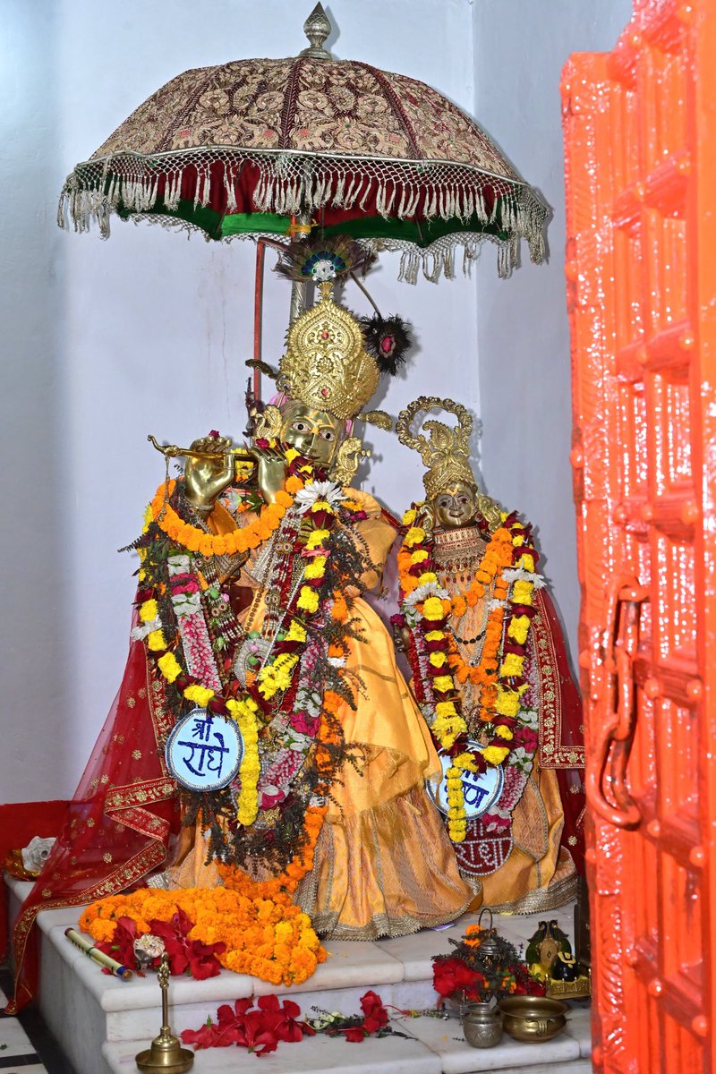 JharkhandCMO's tweet photo. मुख्यमंत्री श्री @HemantSorenJMM पहुंचे गढ़वा। मुख्यमंत्री ने श्री बंशीधर मंदिर में पूजा-अर्चना कर महाप्रभु से राज्य की खुशहाली की कामना की। मुख्यमंत्री श्री बंशीधर नगर, गढ़वा में आयोजित 
दो दिवसीय श्री बंशीधर महोत्सव का शुभारंभ करेंगे। https://t.co/LaTTWp3aGE