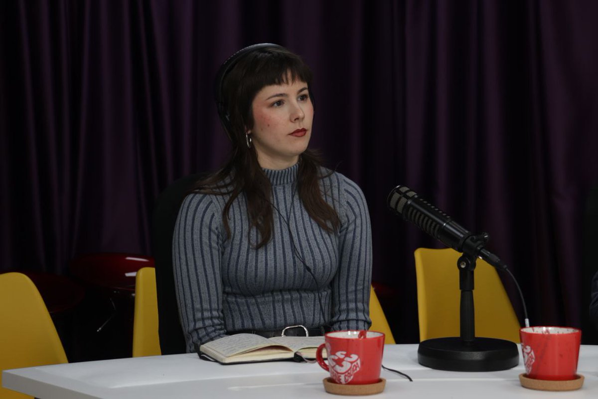 carnecrudaradio's tweet photo. "Cómo envejecemos nos dice cosas de las personas que somos a día de hoy. La gerontología crítica y feminista va de que envejecer no es algo que se haga de forma  homogénea y de que pensar el envejecimiento de otra forma, es pensar nuestra vida"

Miramos con @_leonera_  a la vejez y hablamos del miedo a envejecer en un mundo que no cuida a los mayores.