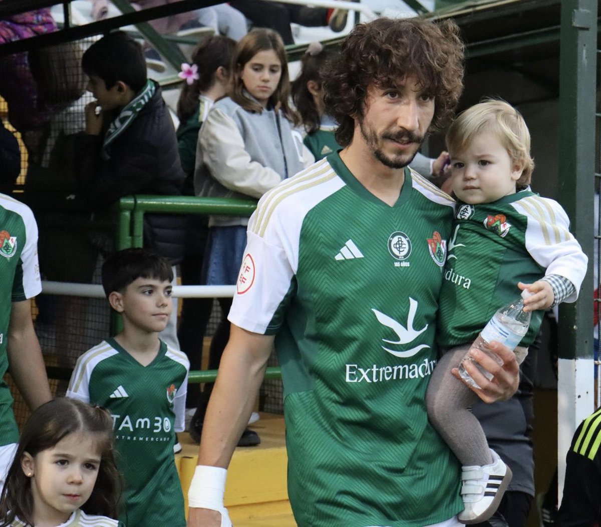 CPCacerenoSAD's tweet photo. 💚 Queremos felicitar a @JaviPelos y @navas5 por el día del padre. ¡Qué tengáis muy buen día! 🤗

📸 @javago_cc 

#LaOrdenDelDecano #AúpaCPC https://t.co/2NLoOBxzZL