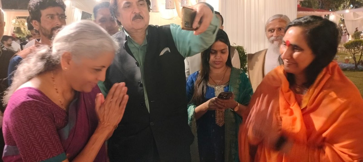 DidiRitambhara's tweet image. केंद्रीय कृषि एवं किसान कल्याण मंत्री माननीय श्री शिवराज सिंह जी चौहान के दोनों सुपुत्रों के विवाहोत्सव पर आयोजित आशीर्वाद समारोह में विख्यात आध्यात्मिक एवं राजनीतिक व्यक्तित्वों से भेंट करने का अवसर प्राप्त हुआ....
#ShivrajSinghChouhan #cmdelhi #rekhaguptacm #satguru  #didimaa