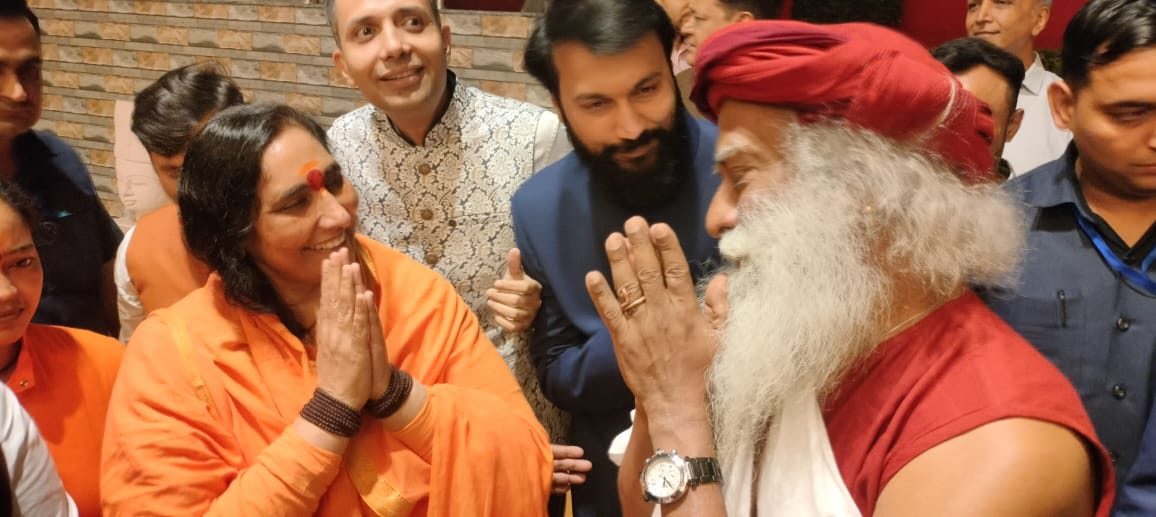 DidiRitambhara's tweet image. केंद्रीय कृषि एवं किसान कल्याण मंत्री माननीय श्री शिवराज सिंह जी चौहान के दोनों सुपुत्रों के विवाहोत्सव पर आयोजित आशीर्वाद समारोह में विख्यात आध्यात्मिक एवं राजनीतिक व्यक्तित्वों से भेंट करने का अवसर प्राप्त हुआ....
#ShivrajSinghChouhan #cmdelhi #rekhaguptacm #satguru  #didimaa