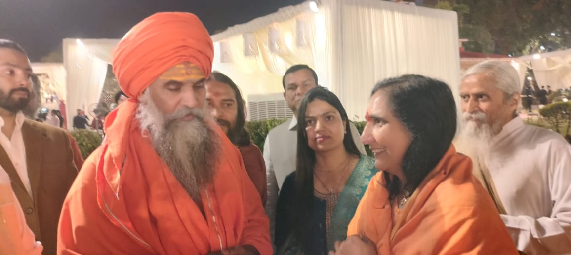 DidiRitambhara's tweet image. केंद्रीय कृषि एवं किसान कल्याण मंत्री माननीय श्री शिवराज सिंह जी चौहान के दोनों सुपुत्रों के विवाहोत्सव पर आयोजित आशीर्वाद समारोह में विख्यात आध्यात्मिक एवं राजनीतिक व्यक्तित्वों से भेंट करने का अवसर प्राप्त हुआ....
#ShivrajSinghChouhan #cmdelhi #rekhaguptacm #satguru  #didimaa