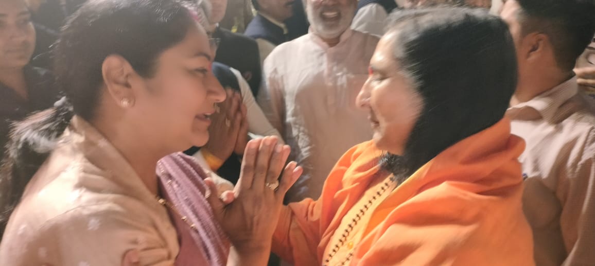 DidiRitambhara's tweet image. केंद्रीय कृषि एवं किसान कल्याण मंत्री माननीय श्री शिवराज सिंह जी चौहान के दोनों सुपुत्रों के विवाहोत्सव पर आयोजित आशीर्वाद समारोह में विख्यात आध्यात्मिक एवं राजनीतिक व्यक्तित्वों से भेंट करने का अवसर प्राप्त हुआ....
#ShivrajSinghChouhan #cmdelhi #rekhaguptacm #satguru  #didimaa