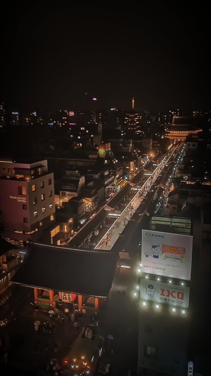 ChimAbox's tweet photo. 雷門から仲見世を撮影できるスポットを知ってから、東京に行ったら夜に絶対行くと決めてた😳✨
雨だったけど、それもそれで雰囲気出て良かった💛🧡❤️

御籤も良いコト書いてあって、益々やる気が出たっ!!!!!!

今回のショートトリップは良き収穫も得られた楽しい旅となりました🤞 https://t.co/Zd7mWadXzz
