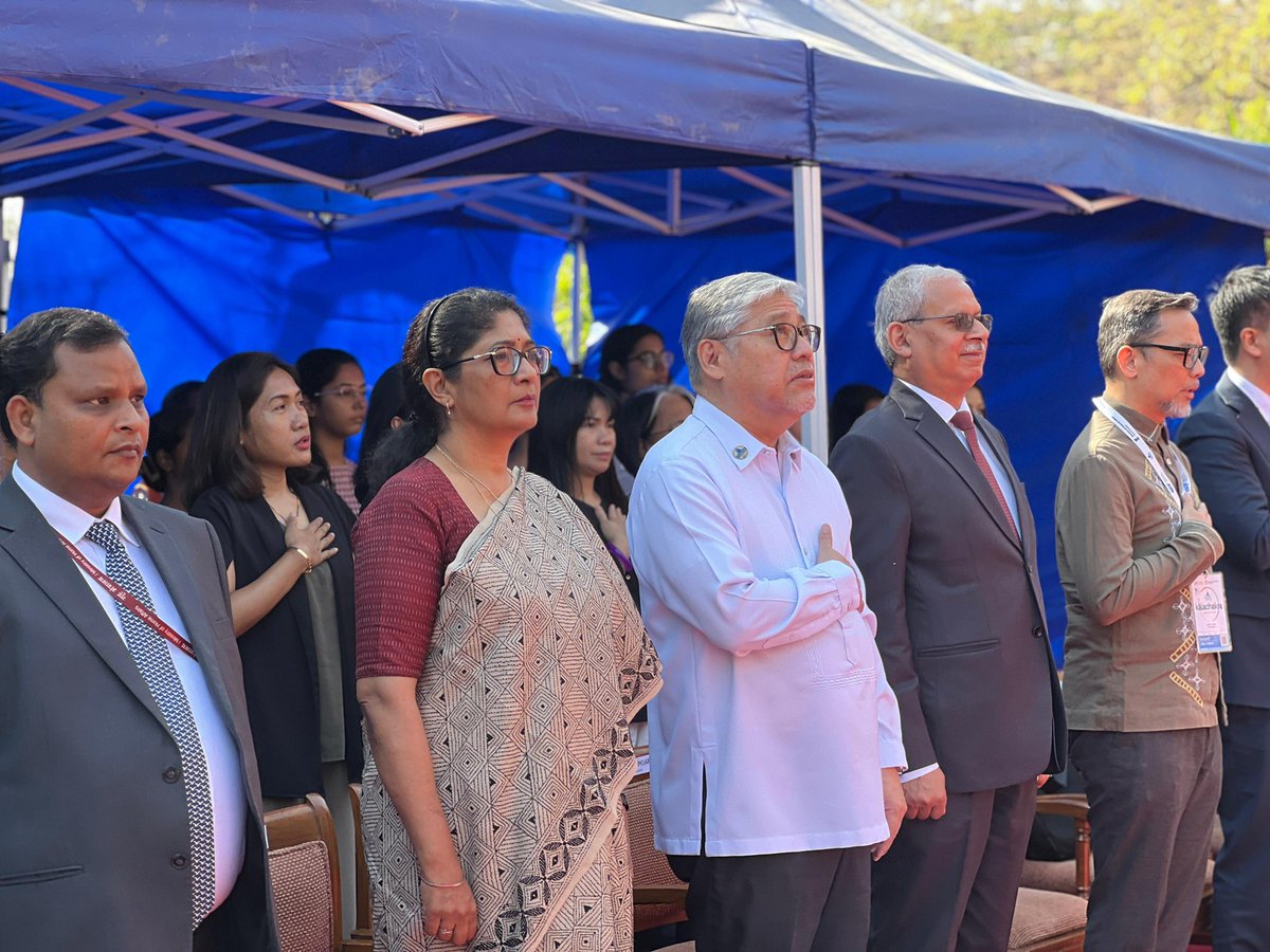 Randhir Jaiswal (@meaindia) on Twitter photo Secretary of Foreign Affairs of the Philippines <a href="/SecManalo/">Enrique A. Manalo 🇵🇭</a> & Secretary (East) <a href="/JaideepMazumder/">Jaideep Mazumdar</a> unveiled the bust of the national hero of the Philippines, Dr. Jose P. Rizal at the Jesus & Mary College, New Delhi <a href="/jmcduofficial/">Jesus and Mary College</a> today.
#IndiaPhilippines75 Secretary of Foreign Affairs of the Philippines <a href="/SecManalo/">Enrique A. Manalo 🇵🇭</a> & Secretary (East) <a href="/JaideepMazumder/">Jaideep Mazumdar</a> unveiled the bust of the national hero of the Philippines, Dr. Jose P. Rizal at the Jesus & Mary College, New Delhi <a href="/jmcduofficial/">Jesus and Mary College</a> today.
#IndiaPhilippines75
