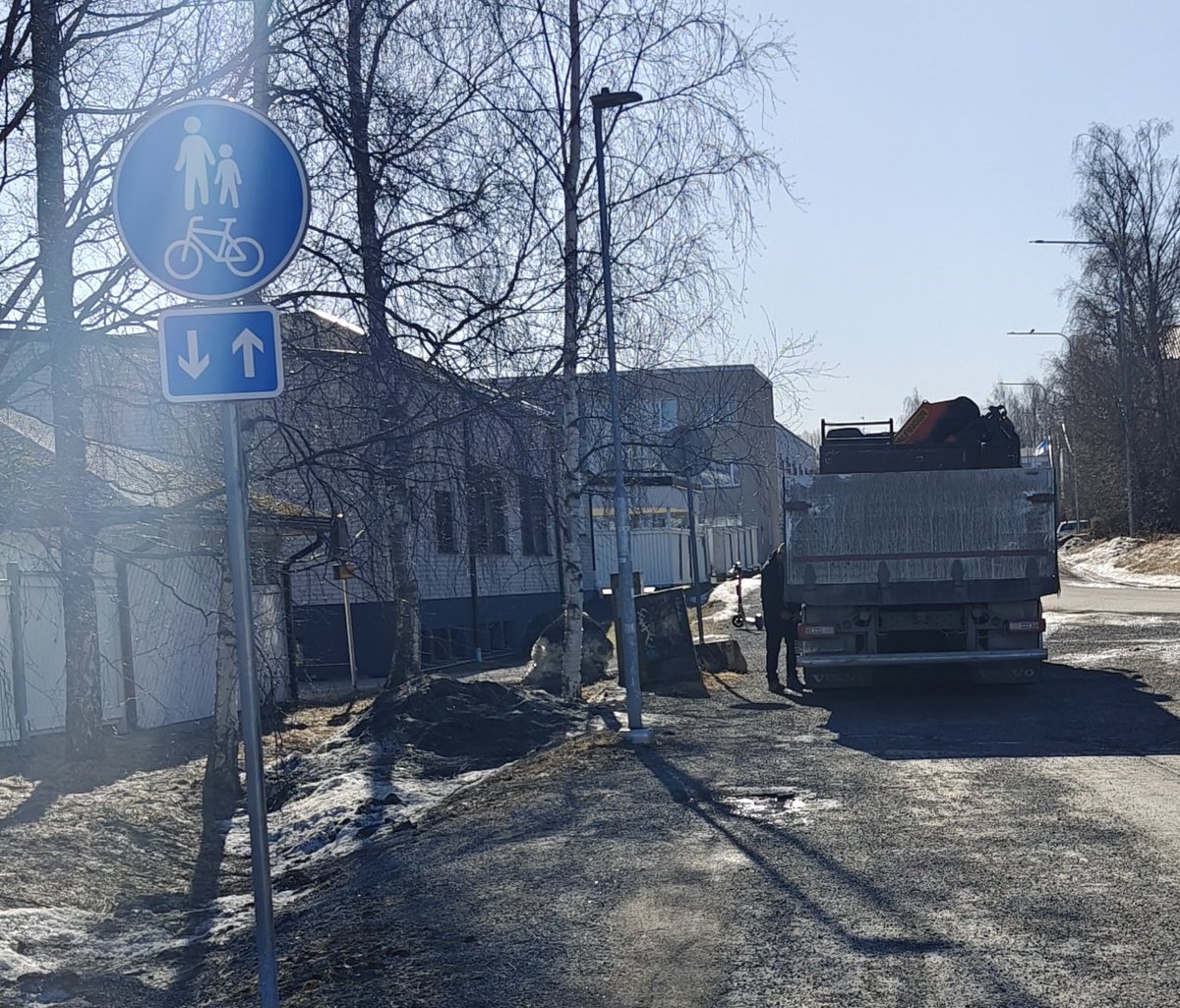 Päivän suoritus: auto pyörä-/kävelytielle parkkiin ja kuselle siihen sitten. Koska miksipäs ei.
#Tampere