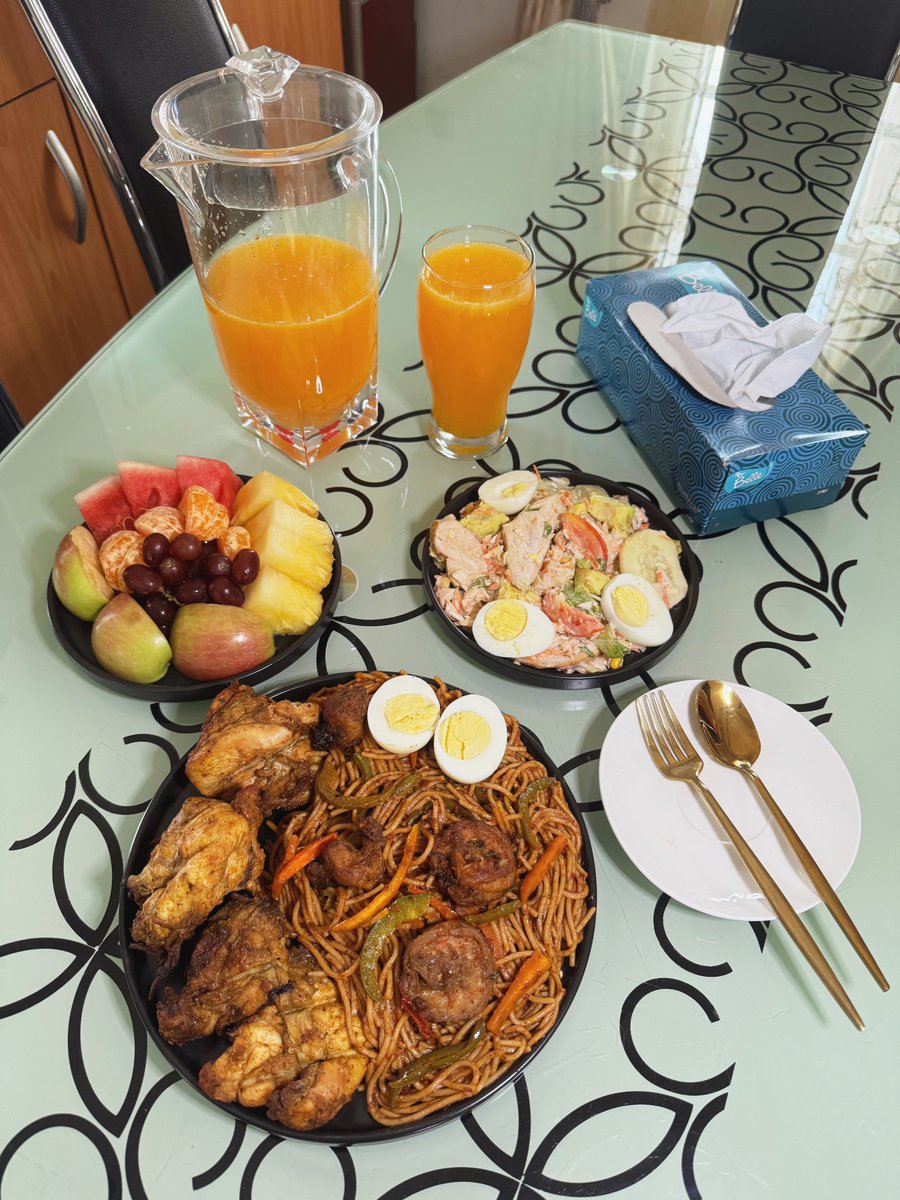 Light Breakfast to spark a little joy.😌😍🥗🍝🍤🍗🍹