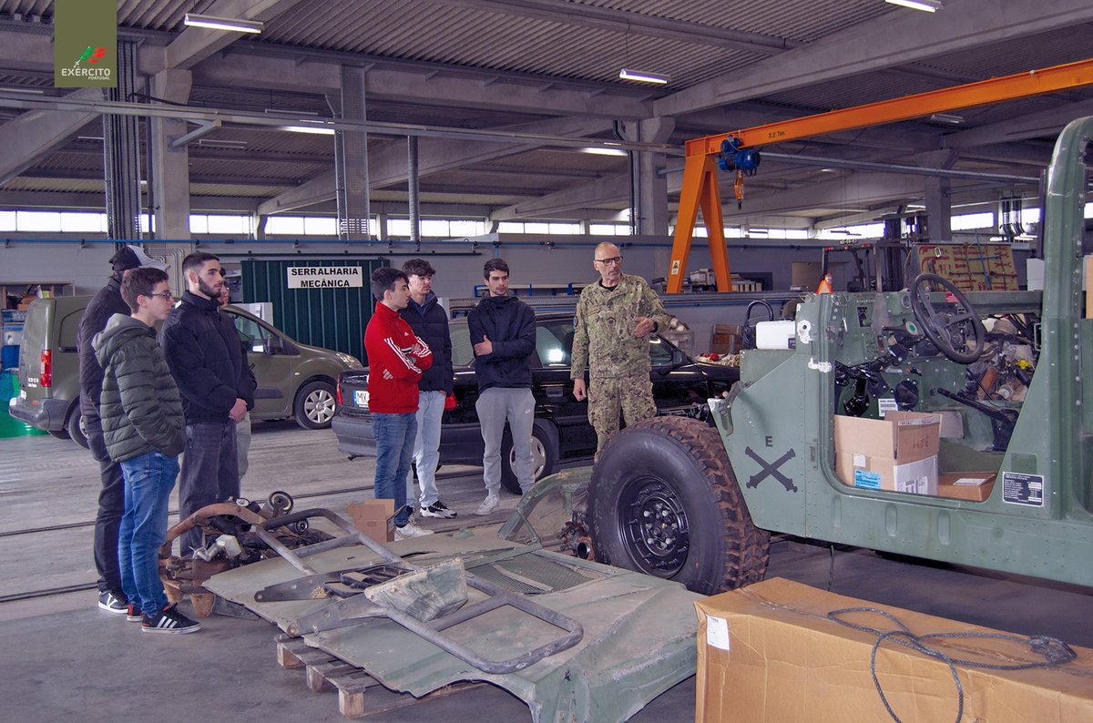 Exercito_pt's tweet photo. 📢Nos dias 12 e 13 de março de 2025, o curso técnico de Mecatrónica Automóvel da Escola Profissional de Trancoso, constituído por vinte e quatro alunos, acompanhado por dois docentes, realizou uma visita à Base Logística do Exército.
#ExércitoPortuguês #CmdLog #UAGME https://t.co/RGxS0m4zJc