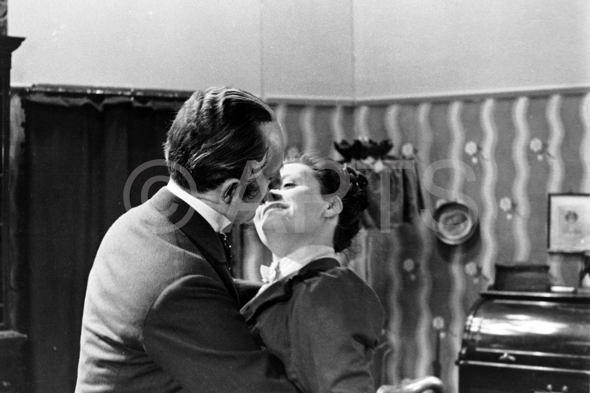 APTSArchive's tweet photo. #OTD - 19 March 1939 - "Gas Light" - a new play by #PatrickHamilton.
Starring; #DennisArundell, #GwenFfrangconDavies #BeatriceRowe, #ElizabethInglis, #MiltonRosmer, #EricBass & #JohnLeMesurier.
Producer: #LanhamTitchener. https://t.co/BsSODIfv6E