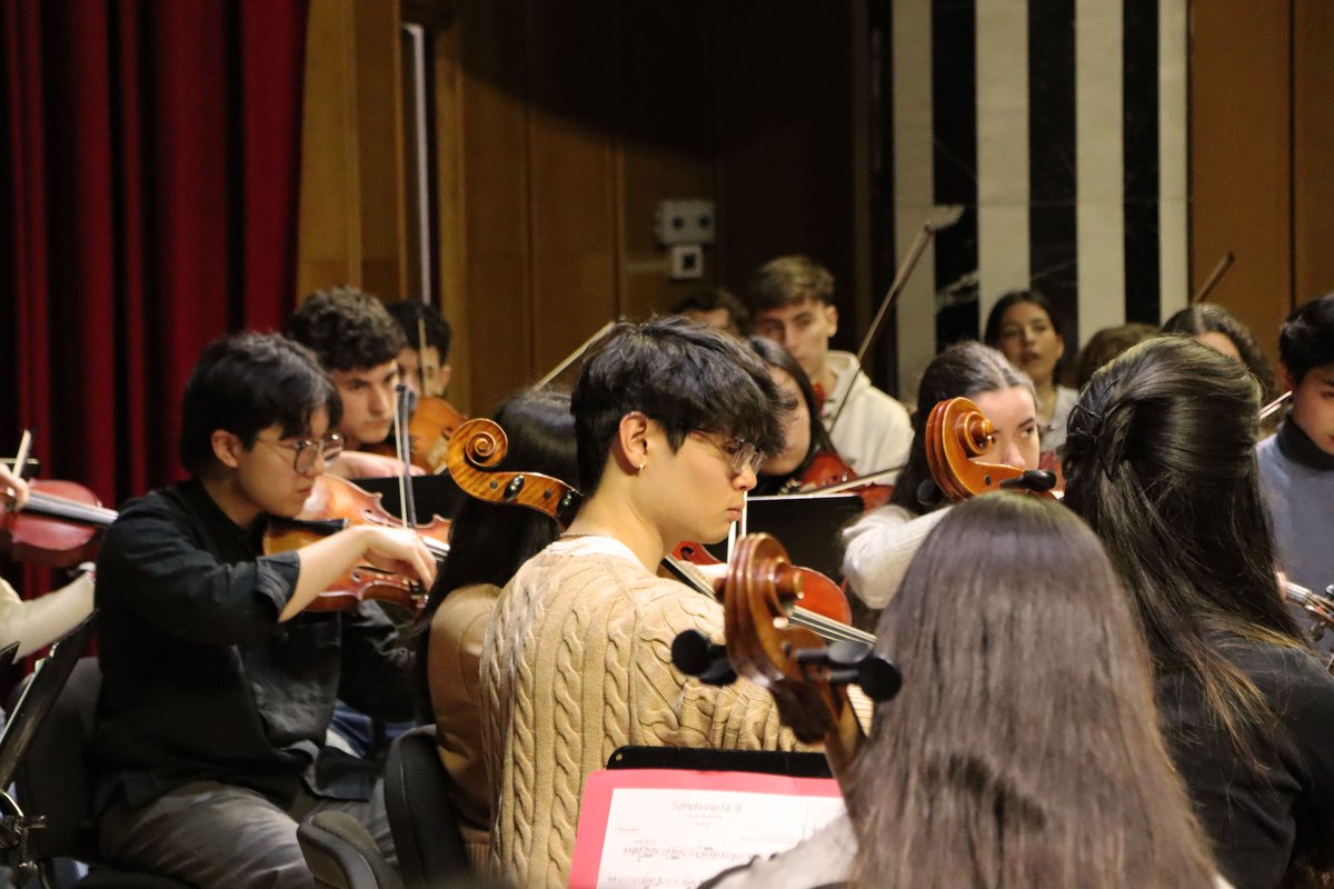 Esta semana tenemos en nuestra Universidad a un grupo de visitantes de la Orquestal Harvard University con un programa de intercambio académico organizado por el Real Colegio Complutense en Harvard.
Este lunes disfrutaron de un ensayo común con la Orquesta Sinfónica de la UCM.