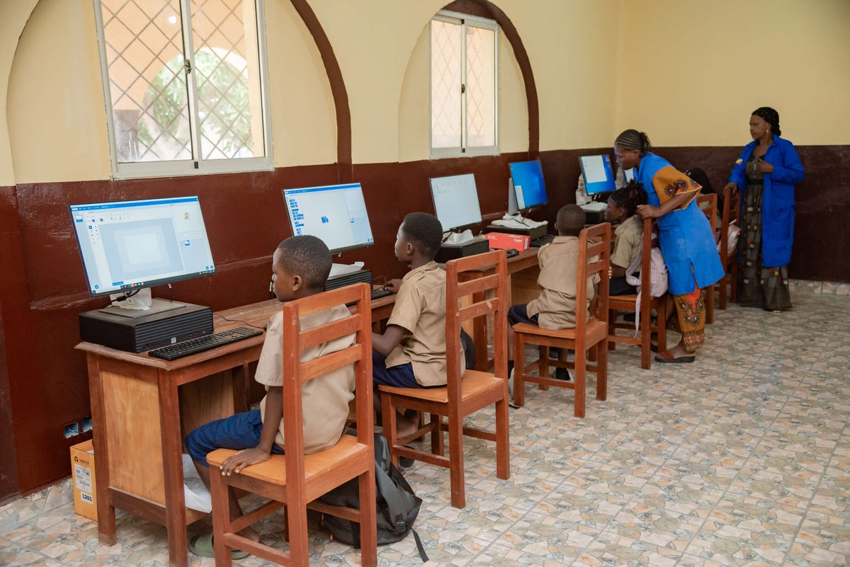 UNICEFcongoBZV's tweet image. Grâce au partenariat entre @UNICEFcongoBZV, @airtel_congob et Le @CongoMepsa, 1️⃣4️⃣8️⃣ enseignants du primaire intègrent le numérique avec des ressources en ligne. Les écoles ont besoin du soutien des décideurs pour une stratégie numérique équitable dans l&apos;éducation.
#DLDay