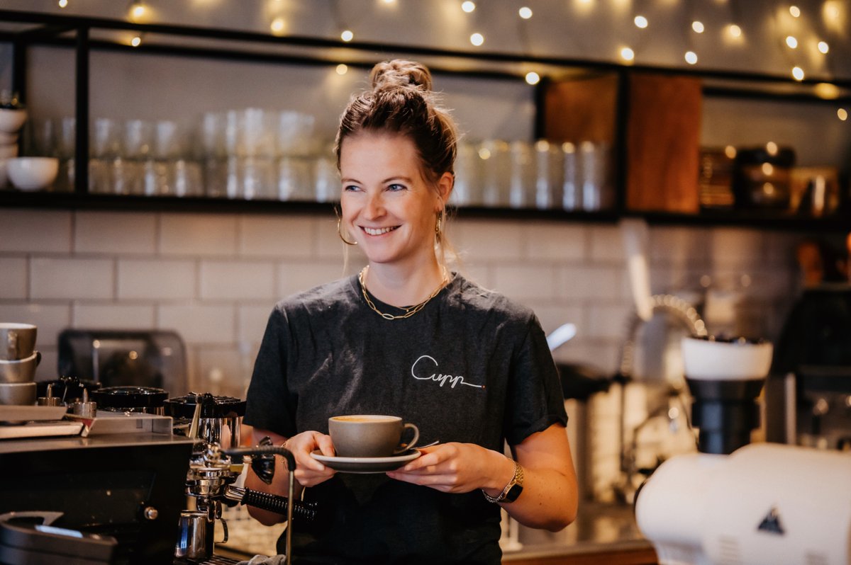 HOP gaat live op 1 april! Hét platform om de horeca te versterken. Vanaf dan wordt de HOP-premie ingehouden: 0,1% loon van medewerkers + 0,1% werkgeversbijdrage. De eerste factuur volgt in het najaar. Meer info? 👉 horecaontwikkelplatform.nl