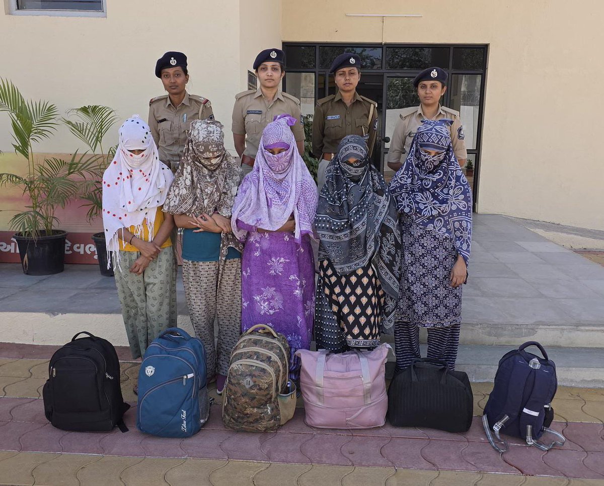 तस्वीर में दिख रही ये पांचो महिलाएं हमारे पड़ोसी मुल्क 'बांग्लादेश' की हैं जो कि गुजरात के द्वारका में अवैध रूप से रह रहीं थी। 
हो सकता है कि ये किसी बड़ी साजिश का हिस्सा हों।
अब समय आ गया है कि इन लोगों को खोजकर वापस इनके मुल्क में Deport करना चाहिए।