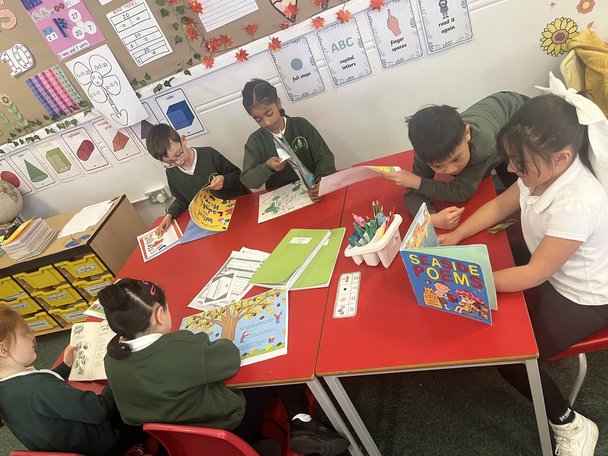 firsprimarysale's tweet image. #Year2Chestnut thoroughly enjoyed exploring poems in our English lesson today. We even got to watch Micheal Rosen preform chocolate cake, they were in stitches! 🎂 All in preparation for #WorldPoetryDay 🎶