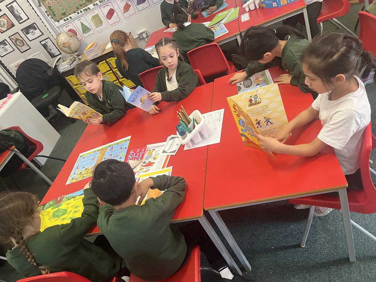 firsprimarysale's tweet image. #Year2Chestnut thoroughly enjoyed exploring poems in our English lesson today. We even got to watch Micheal Rosen preform chocolate cake, they were in stitches! 🎂 All in preparation for #WorldPoetryDay 🎶