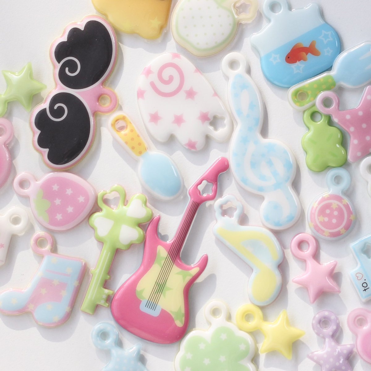 <a href="/LovecrescentO/">러브크레센트💗</a> <a href="/polticker_/">polticker</a> 배경지와 클로버를 한 땀 한 땀 조립한 세상에 단 하나뿐인(무려 배경지가 전부 다름) 행복 키링도 있고, 말랑통통한 팬던트를 직접 조합해 나만의 키링을 만드실 수 있는 공간도 준비해 둘 예정이랍니다🎶
꼬옥.. 와주실거죠..👀🫶