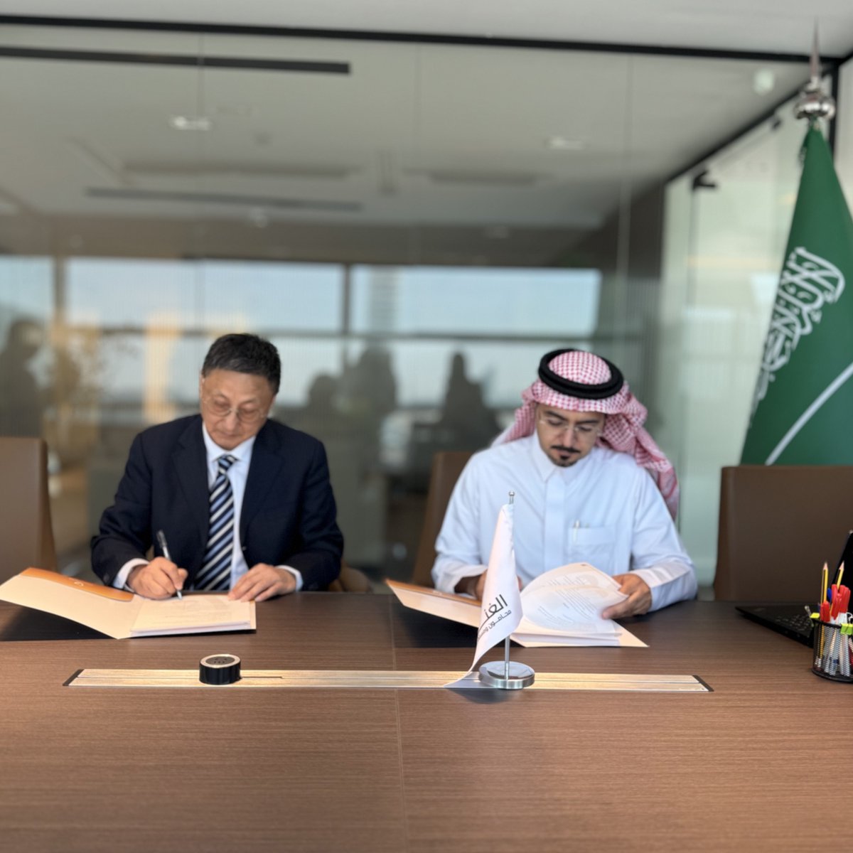 AlghannamLaw's tweet photo. اتفاقيه تعاون مشترك
بين شركة الغنام محامون ومستشارون
وشركة Shanghai Brilliance Law Firm 
التي تعد من اكبر شركات المحاماة في شرق اسيا ويقع مقرها الرئيس في دولة الصين ودولة سينغافورا 

وتسعى شركة الغنام محامون ومستشارون بتوقيع هذه الاتفاقيه لخدمة عملائها و الرفع لكفاءات العمل القانوني والاستفادة من الخبرات الدوليه في شرق اسيا.
#محامي
