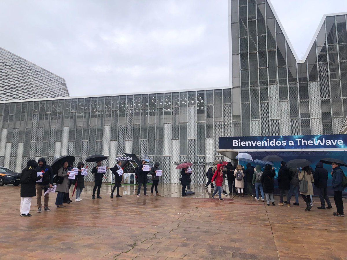 comiteCHIP's tweet image. Protestamos en la inauguración de @TheWave_es. 

No nos conformamos con las miserias que ofrece @CARTV_ para su testaferro empresarial, @henneomedia. 

Vamos seguir haciendo ruido le pese a quien le pese.
@nazionobrera 
@UGTAragon 
@CCOOAragon 
@OSTAsindicato