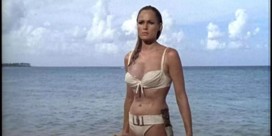 Wishing Happy Birthday to Ursula Andress (botd 19 March 1936) the Swiss actress best known for her role as Bond girl #HoneyRyder in the 1st #JamesBondfilm, Dr. No (1962) (photo).
Oil sketches on boards from 2022 based on scenes in #DrNo, featuring #UrsulaAndress and #SeanConnery.