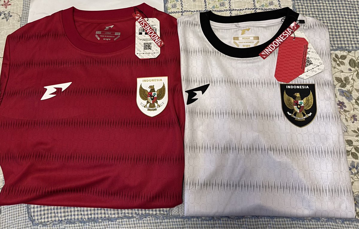 Besok #TimnasDay
kualifikasi #WorldCup2026

ada 2 jersey #KitaGaruda supporter version, merah L dan putih M..