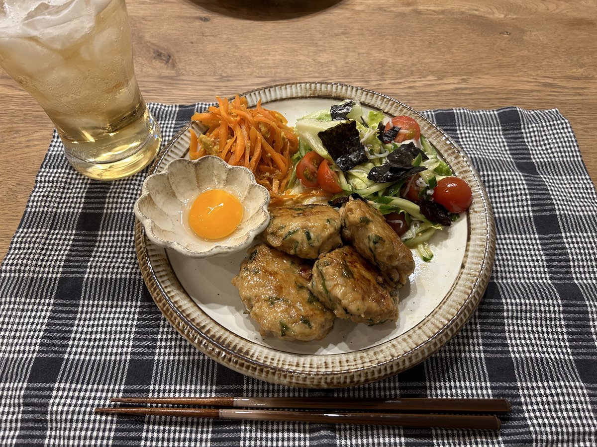 gdgdmn0726's tweet photo. 今日はつきみつくね！
シラスとレタスのサラダとにんじんしりしりをそえて！

乾杯🍻 https://t.co/Ce09A6Hsmt