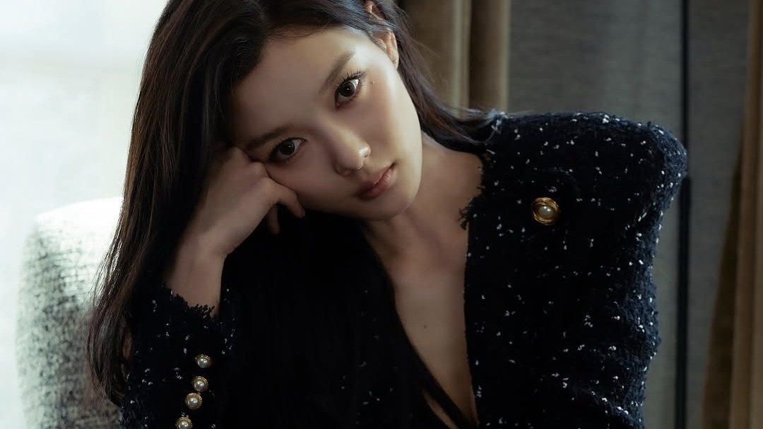 NJHIST0RY's tweet photo. Love how she radiates different aura in different style of clothing, she radiates innocence in pink, chic and classy in white and elegance and boldness in black 💅 https://t.co/ybQhmQnmro
