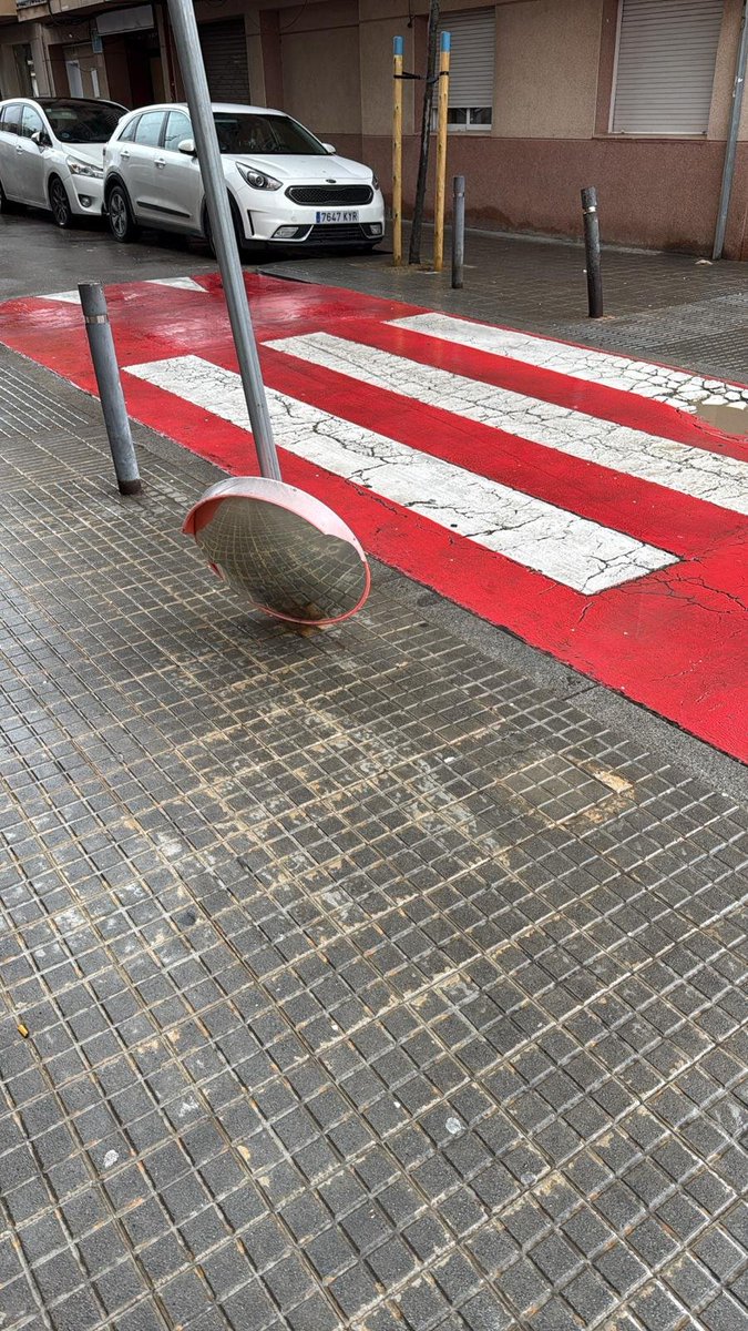 molletopina's tweet photo. 📢 Bon dia, @aramolleterc 

Podríeu avisar a l'Ajuntament de Mollet? 

Un mirall a la cantonada del carrer Itàlia amb Francesc Macià s'ha caigut (barri de l'Estació de França) 

A veure si el poden reposar aviat!!

Gràcies! 🙌 https://t.co/blvsXQdgA1
