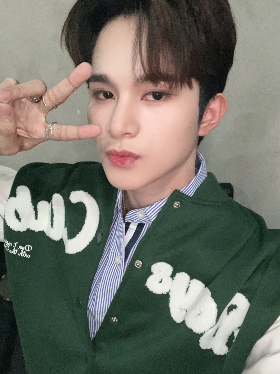 HORI7ON_twt's tweet photo. [🦊] Why so cold around here? 🥶 Might go underneath the Sun to feel your warmth again! ☀️

ANCHORS! Stream Cold 🫶

#HORI7ON #호라이즌 #WINSTON #윈스턴 https://t.co/a49T9jPyX8