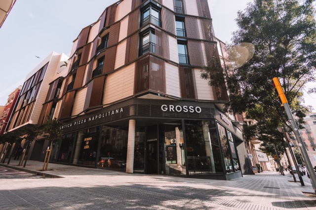 📢🍕#Entrevista | Hablamos con Coke Blas, cofundador de Grosso Napoletano, sobre la expansión de la marca y su apuesta por la auténtica #pizza napolitana. Su nuevo restaurante en nuestro edificio de Riera de Cassoles 6 refuerza su presencia en Barcelona: grupnn.com/es/noticias/gr…