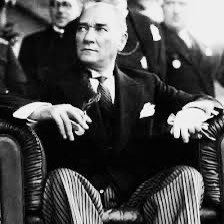 Yattığın yerden bi kalksanda görebilsen nereye gidiyor kurduğun bu Cumhuriyetin hali ne günlere kaldık  ATAM ..
