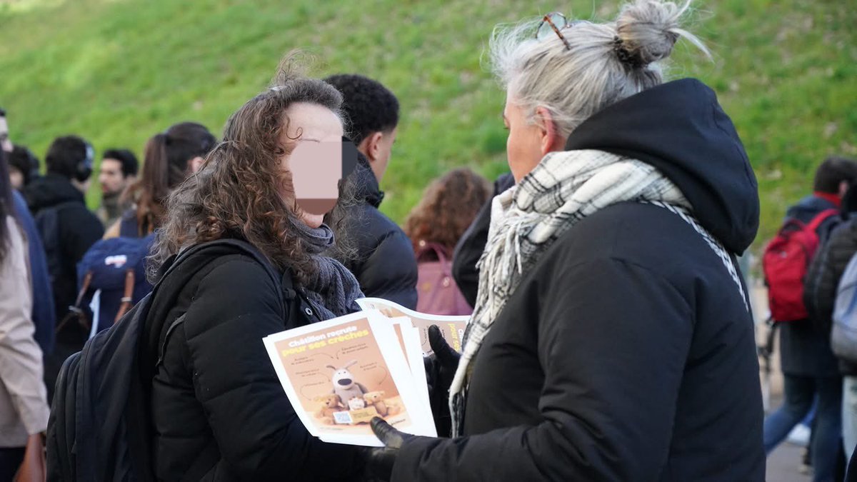 AzzazNadege's tweet photo. 🟢 #Châtillon recrute!
Toute la semaine, des stands de recrutement dédiés à la petite enfance dans notre ville : métro, marché, tram…
Nous recherchons des professionnels de la petite enfance :
https://t.co/MWJukXzmvw
Merci aux agents mobilisés https://t.co/DiPQwe3DW3