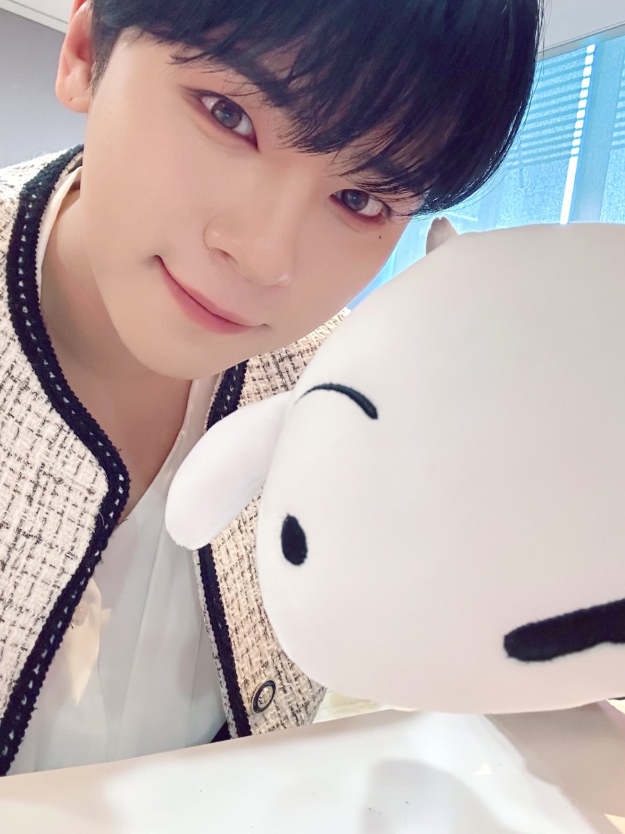 Swanta_TV's tweet photo. [수요일은 호수요일🌊]

오늘의 호수요일💙
왕자님 그 자체였던 음악중심 셀카🤴🏻

백마는 아니지만 백마 비슷한
흰둥이 있으니까 괜찮잖아요?🤷🏻‍♀️💙

#최수환 #Choisuhwan #チェスファン https://t.co/hM0TbAinAI